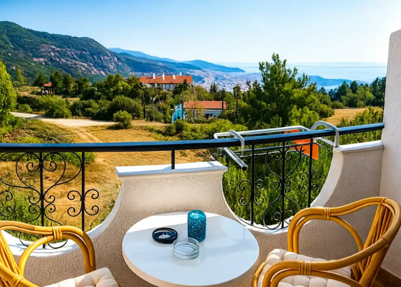Ανάμεσα σε πευκόφυτους λόφους και το Αιγαίο